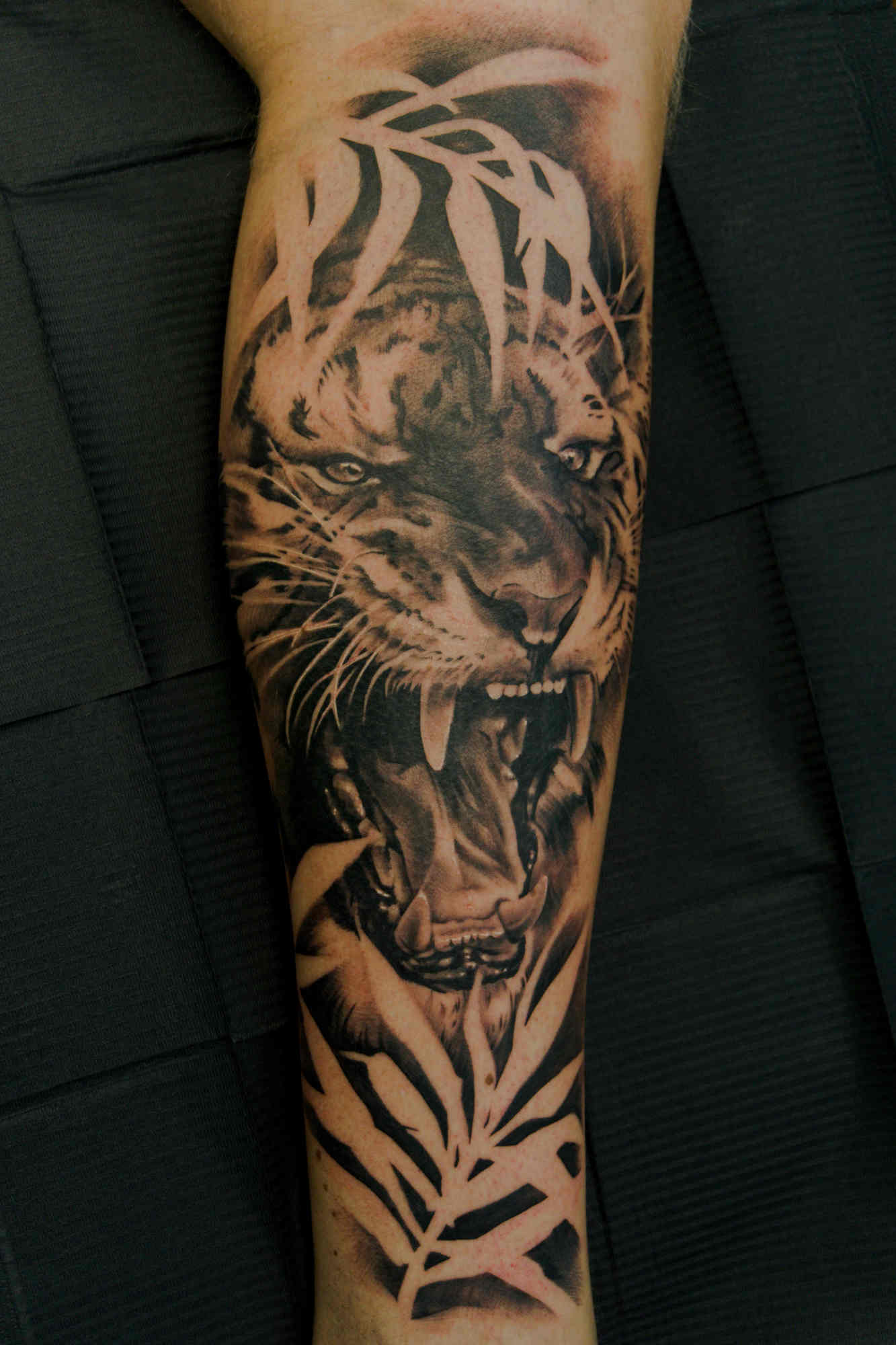 Chybs tijger tattoo op been