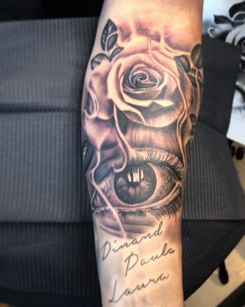 Juuls Tattoos roos met oog op arm