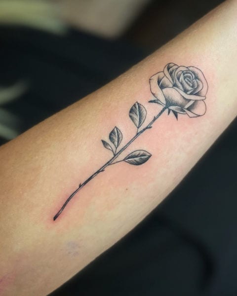 Juuls Tattoos roos op onderarm