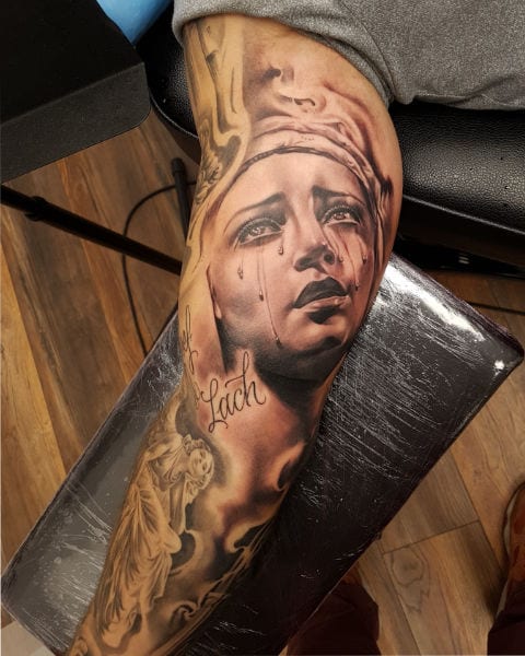 Tattoo hoofd elleboog door Chybs