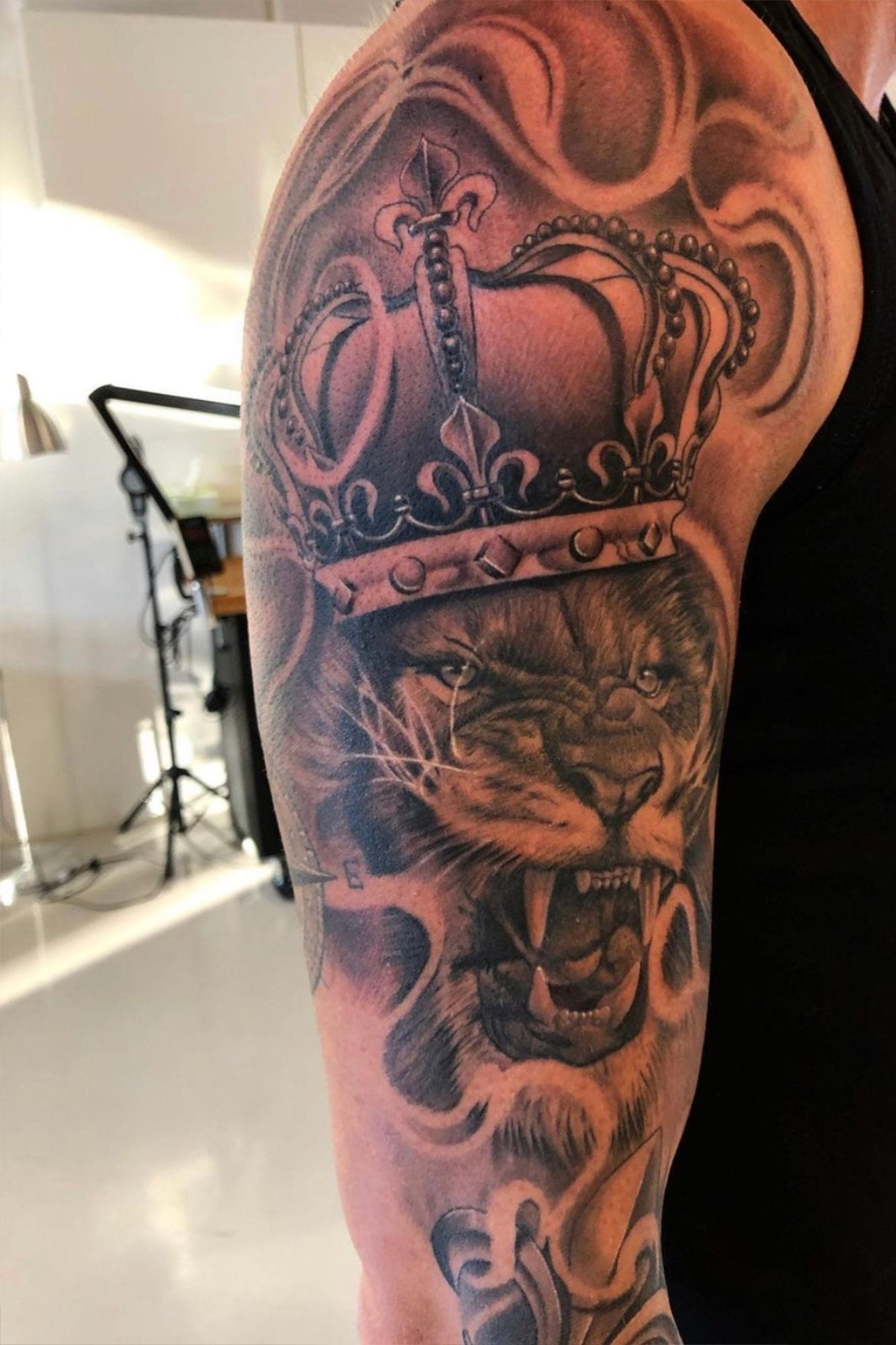 ramos ink tattoo leeuw met kroon op bovenarm
