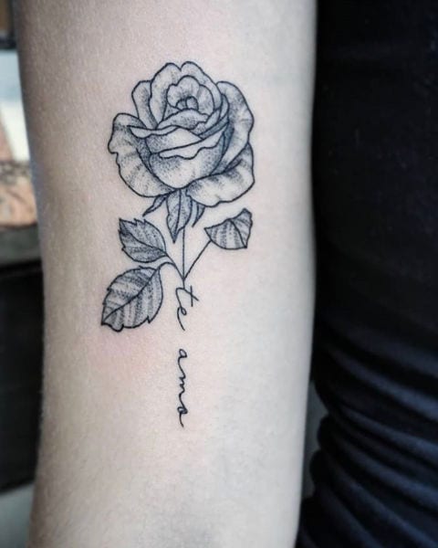 roos tattoo Julie op onderarm