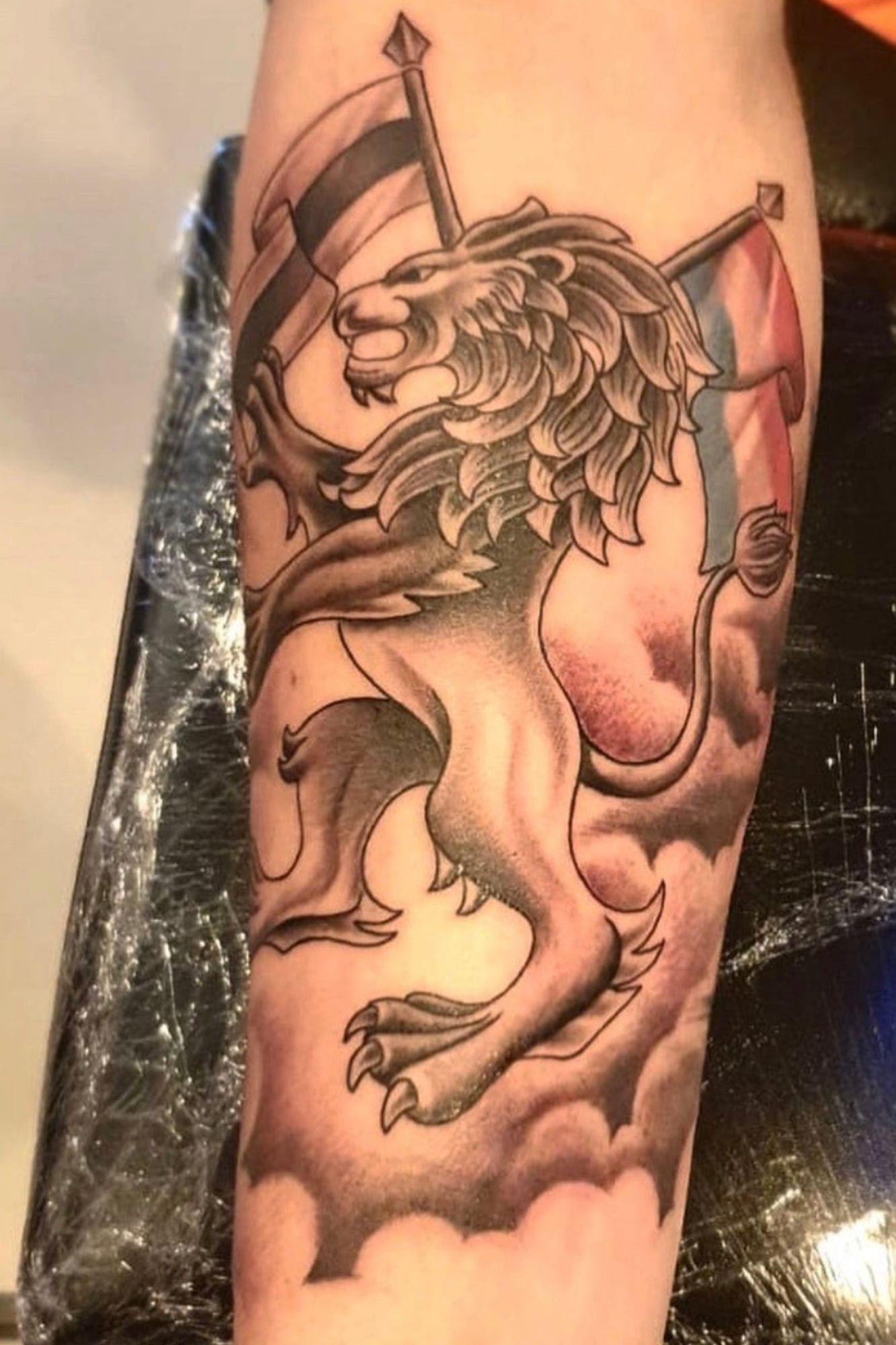 tattoo arm leeuw met kroon van ramos ink