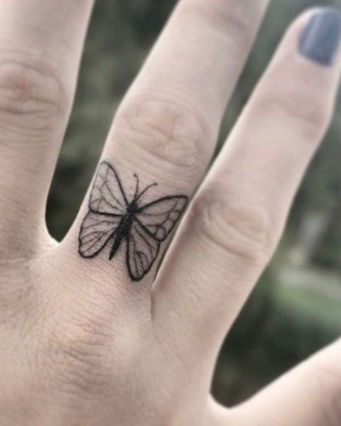 vlinder tattoo julia op vinger