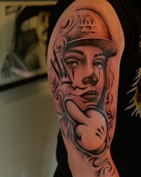 hoofd en hand tattoo bovenarm Blxck bij Qualitatts tattooshop