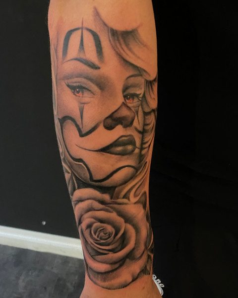 hoofd en rozen tattoo onderarm Blxck bij Qualitatts tattooshop