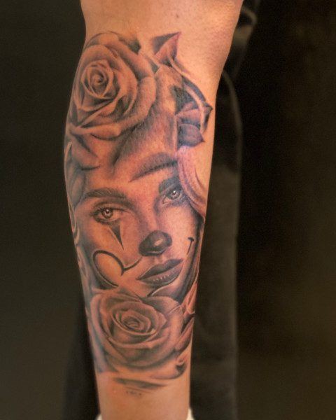 hoofd met rozen tattoo onderarm Blxck bij Qualitatts tattooshop